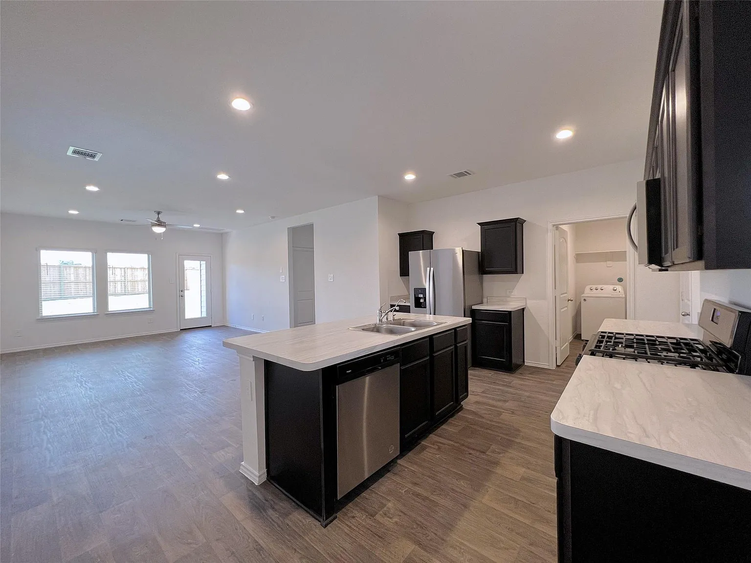 4 bed, 2.5 bath, 2042 sqft, $1,900 — Photo 2