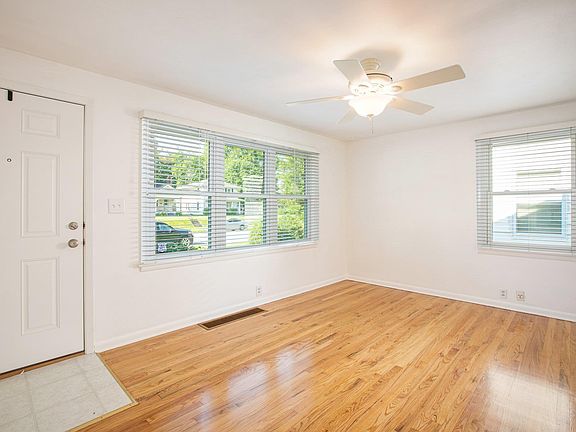 4th image of 1833 E Ewing Ave
