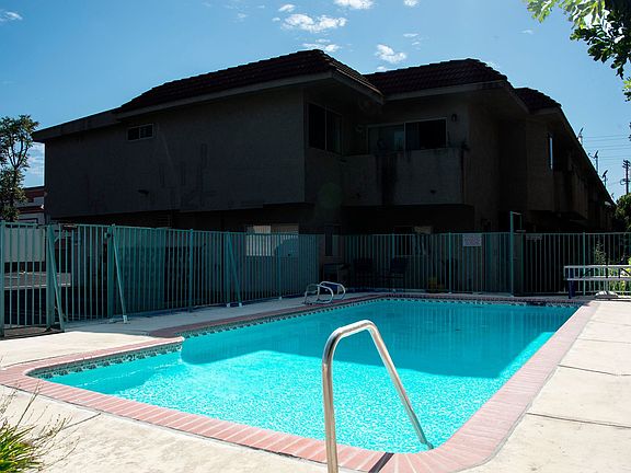 2nd image of 6438 Vineland Ave #6