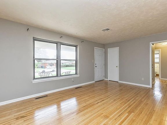 4th image of 2616 Lakeside Dr