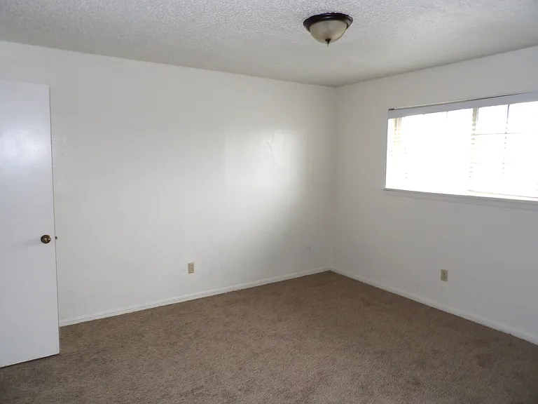 6403 NW Oak Ave #B-7 — Photo 8