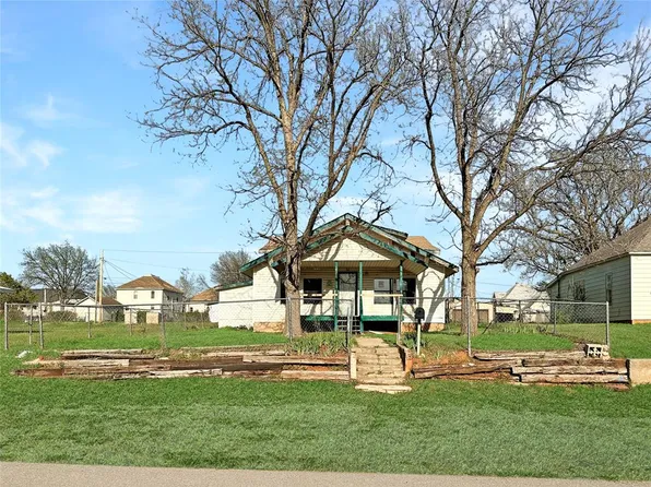 406 N 7th St, Sayre, OK 73662