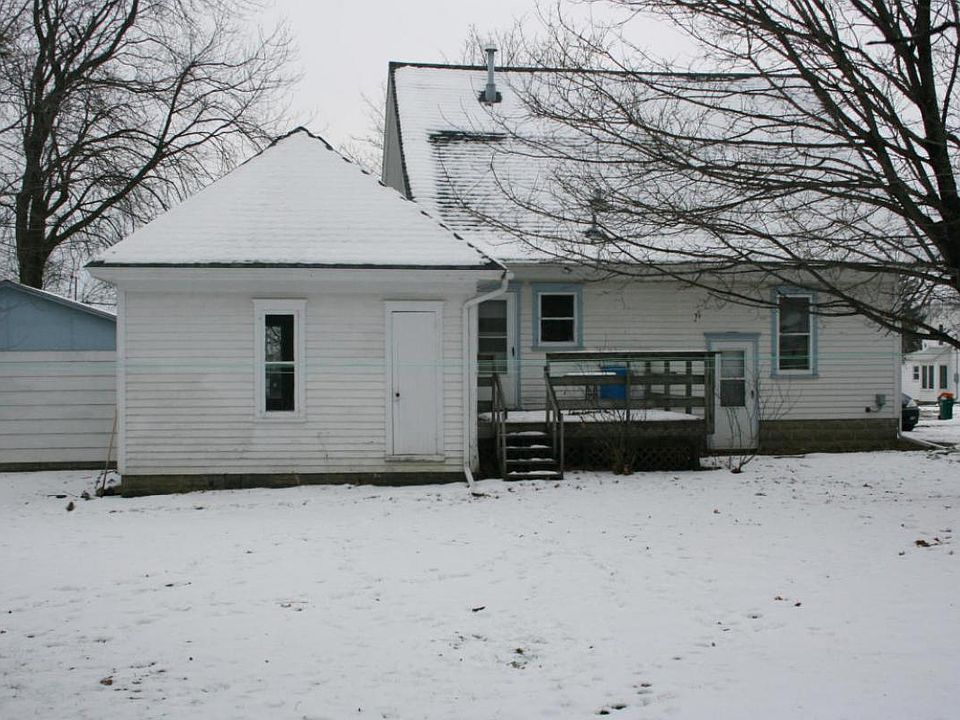 2nd image of 102 3rd St SE