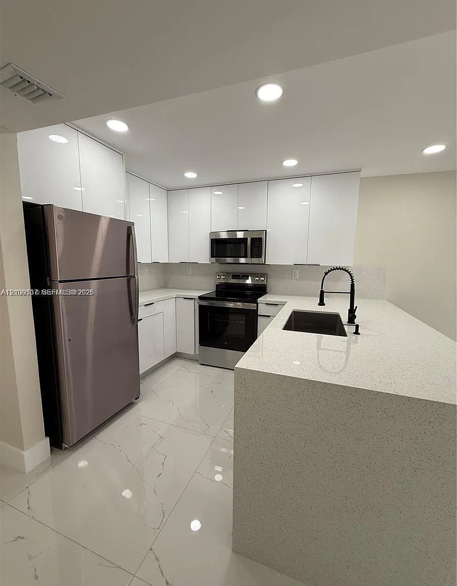 2 bed, 866 sqft, $2,400 — Photo 1