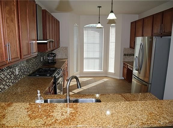 4th image of 5811 Shady Manor Dr
