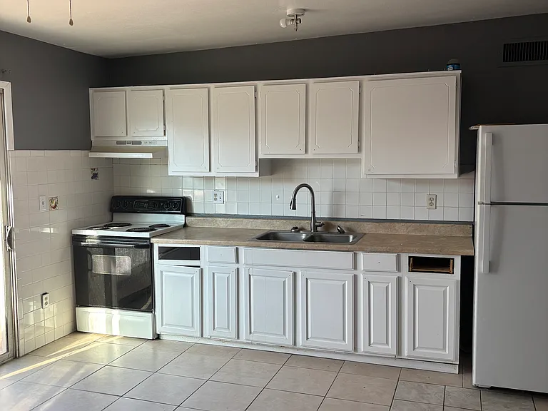 2146 E Holladay St — Photo 2