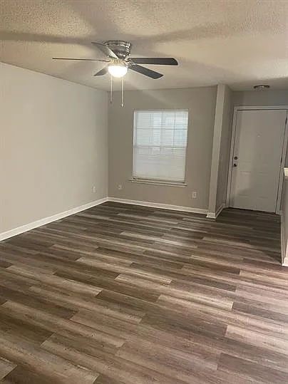403 S Thomas Rd #E — Photo 2