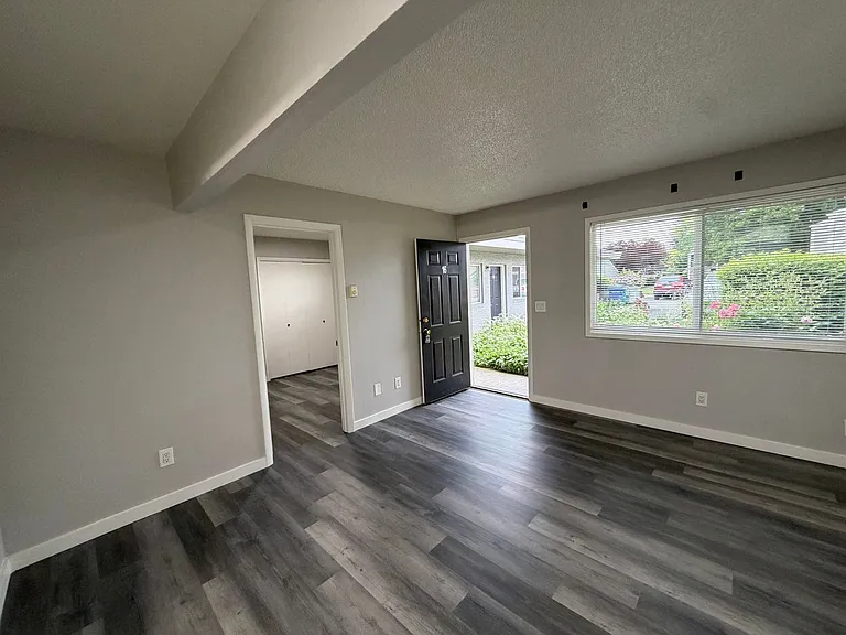 P117 - Gardenside Apartments — Photo 3