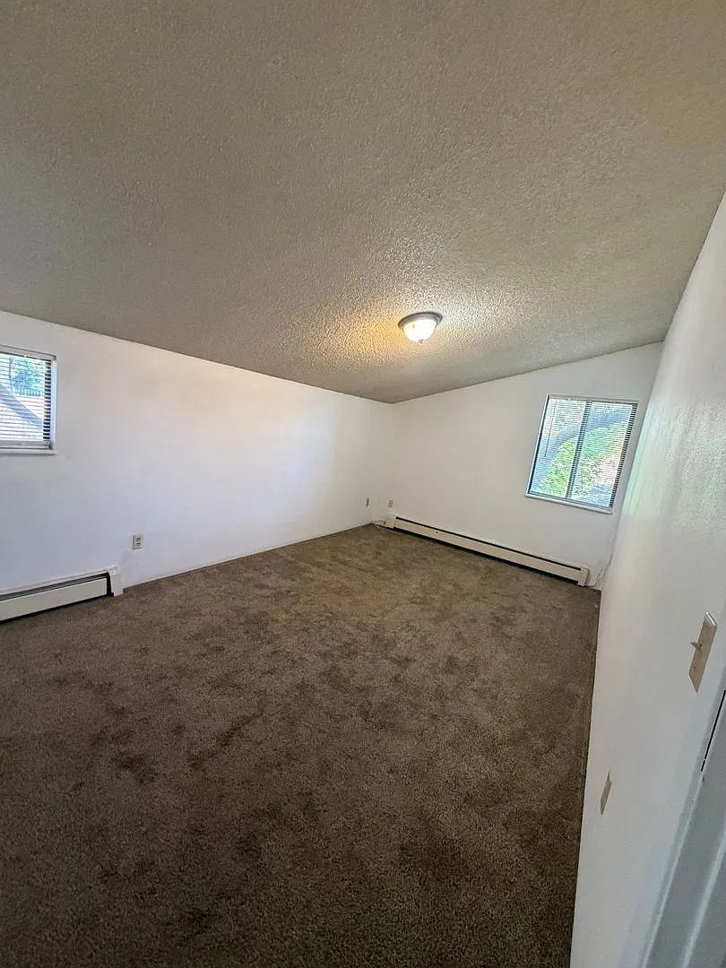 3 Bedroom, 1.5 Bathroom Duplex — Photo 3