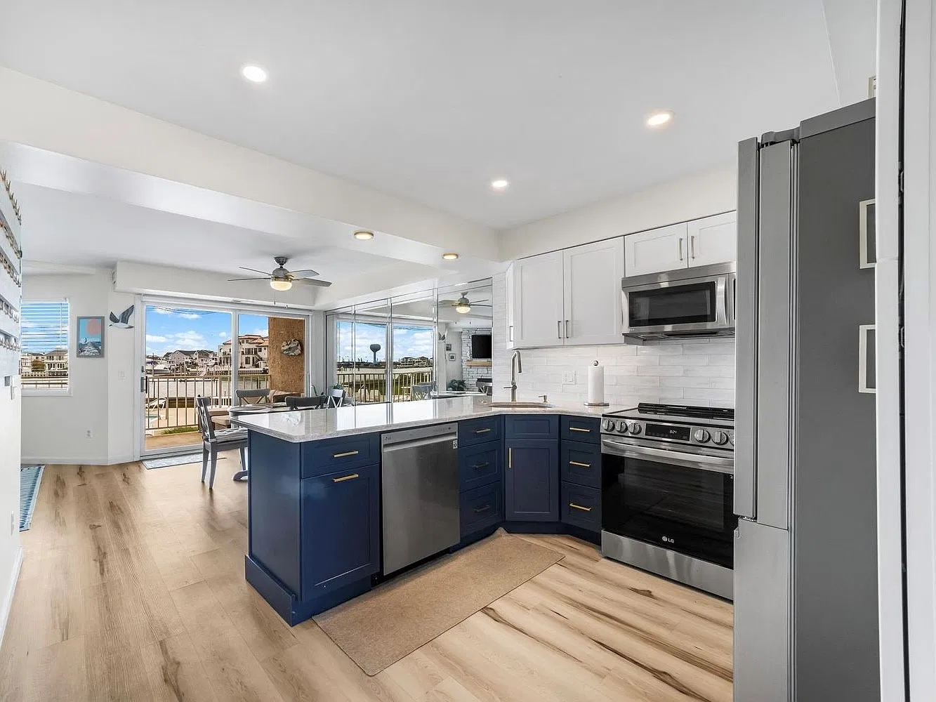 2 bed, 992 sqft, $1,900 — Photo 2