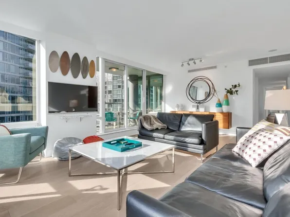 590 Nicola St #1704, Vancouver, BC V6G 3J8