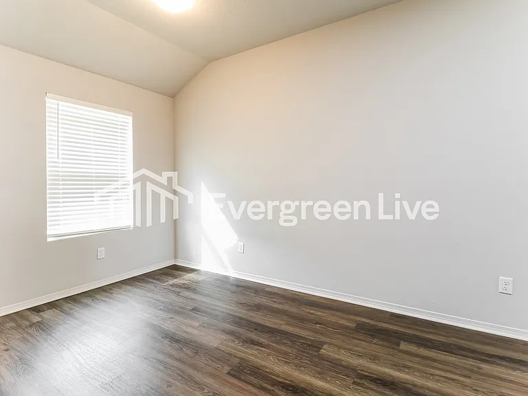 1088 Huntington Dr — Photo 3