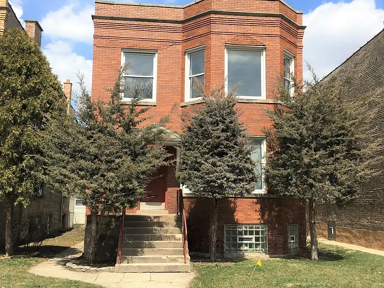 5242 W Hutchinson St — Photo 1