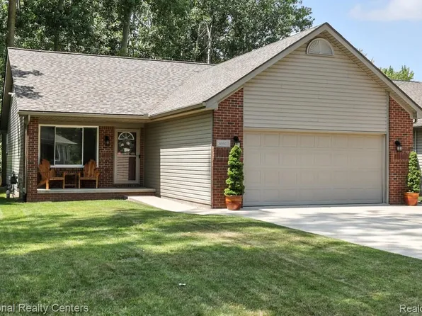 39501 Macomber St, Harrison Township, MI 48045