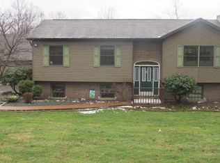 929 Ridgevue Dr, Ellwood City, PA 16117