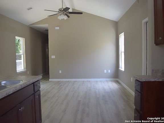 4th image of 824 S San Eduardo Ave