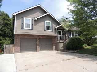 701 Ginger Hill Dr, Grain Valley, MO 64029