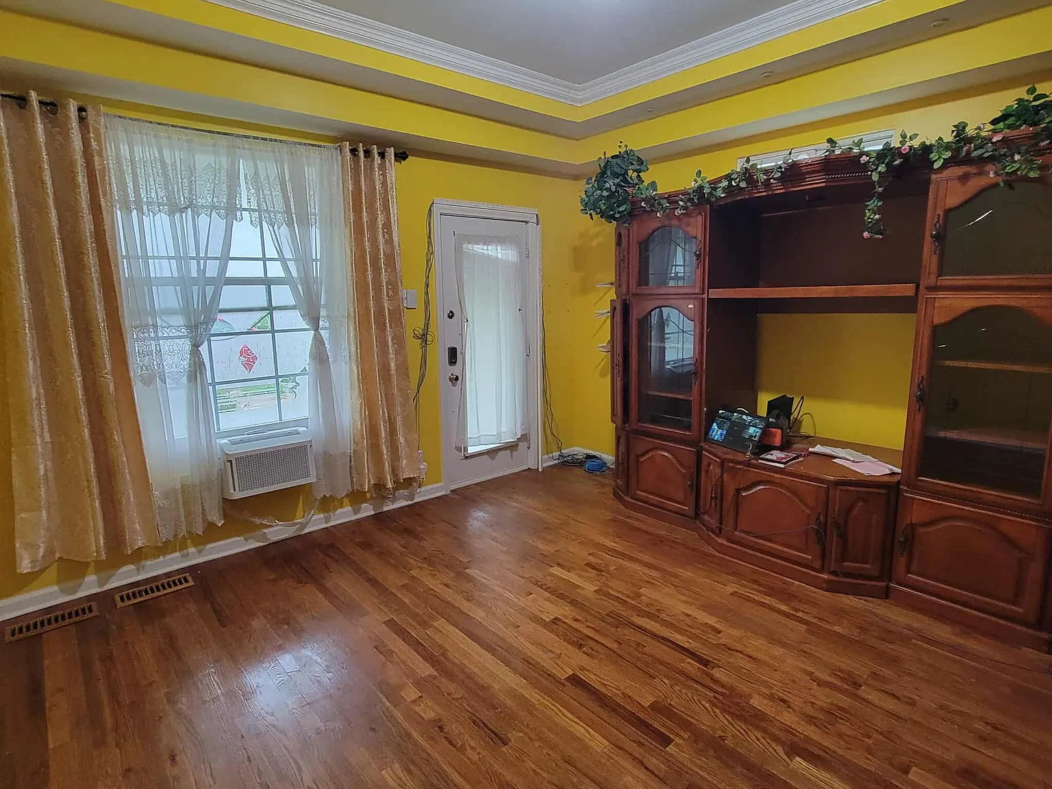 2 bed, 1.5 bath, 935 sqft, $1,200 — Photo 2