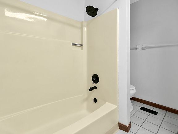 2nd image of 3019 Acorn Ct