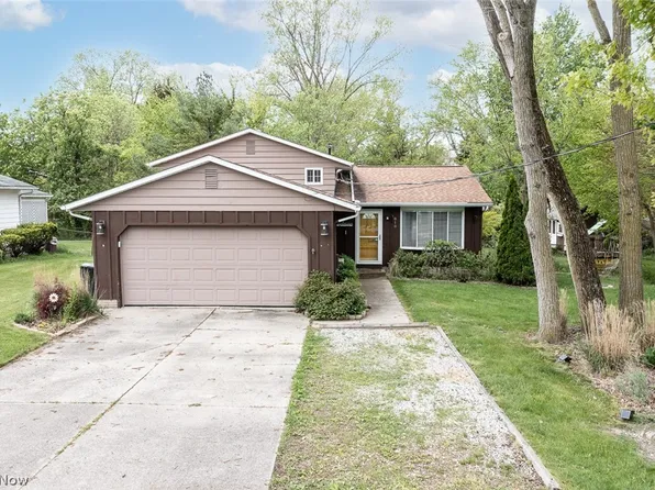 810 Sheffield Rd, Sheffield Lake, OH 44054