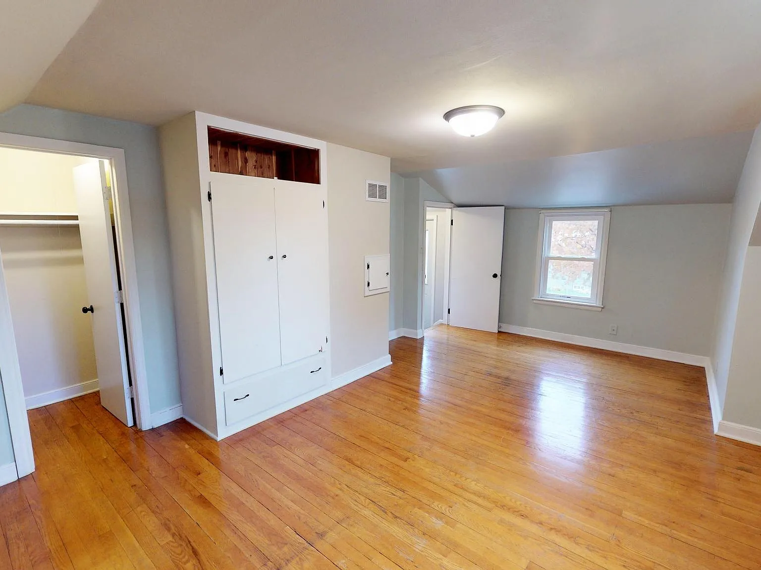 3 bed, 1590 sqft, $2,000 — Photo 2