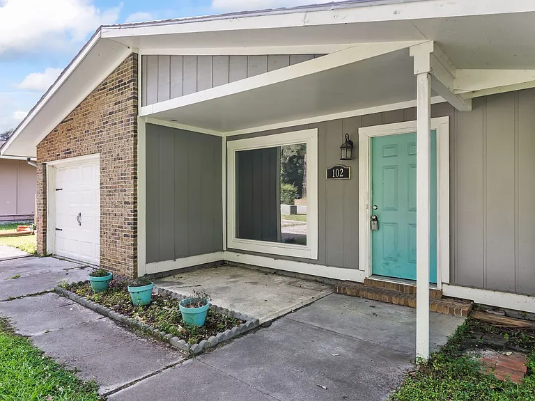 102 Sterling Rd — Photo 4