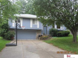 403 Windsor Dr, Papillion, NE 68046