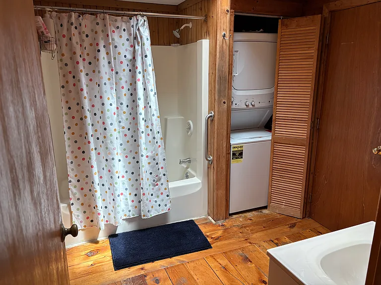 Upstairs full bath with laundry unit