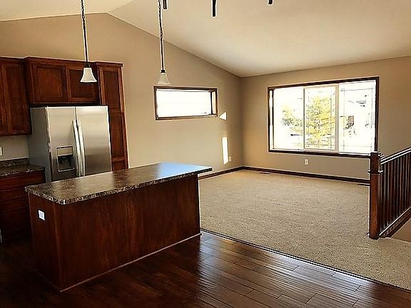 4th image of 902 Winsome Way NE