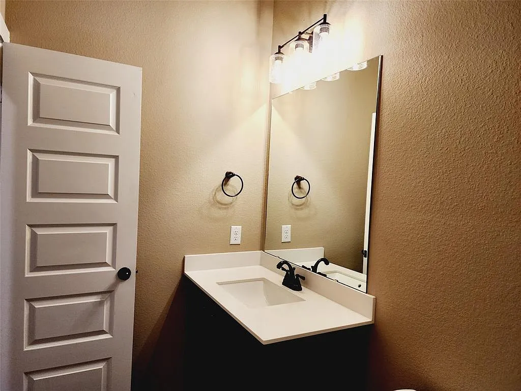3 bed, 2.0 bath, 1356 sqft, $1,590 — Photo 4