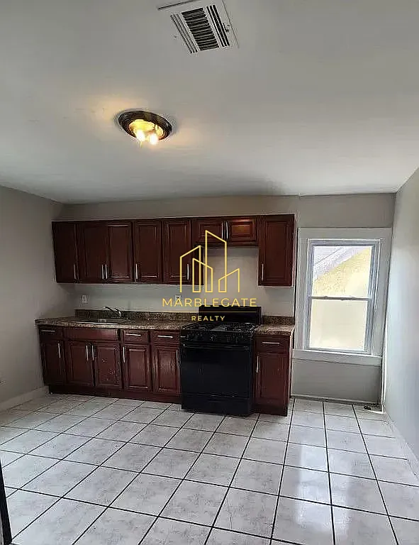 4 bed, $2,300 — Photo 1
