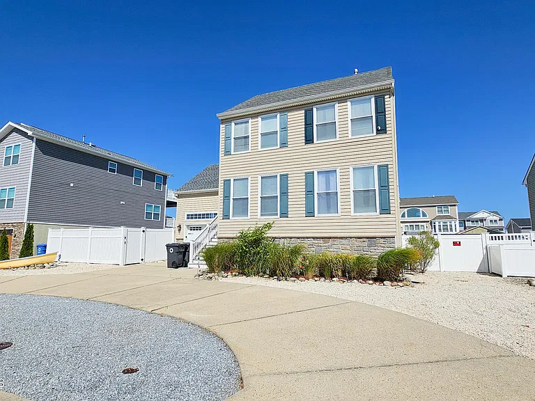 105 Peter Rd — Photo 35