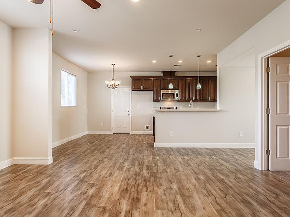 4th image of 820 Carmelita Ave