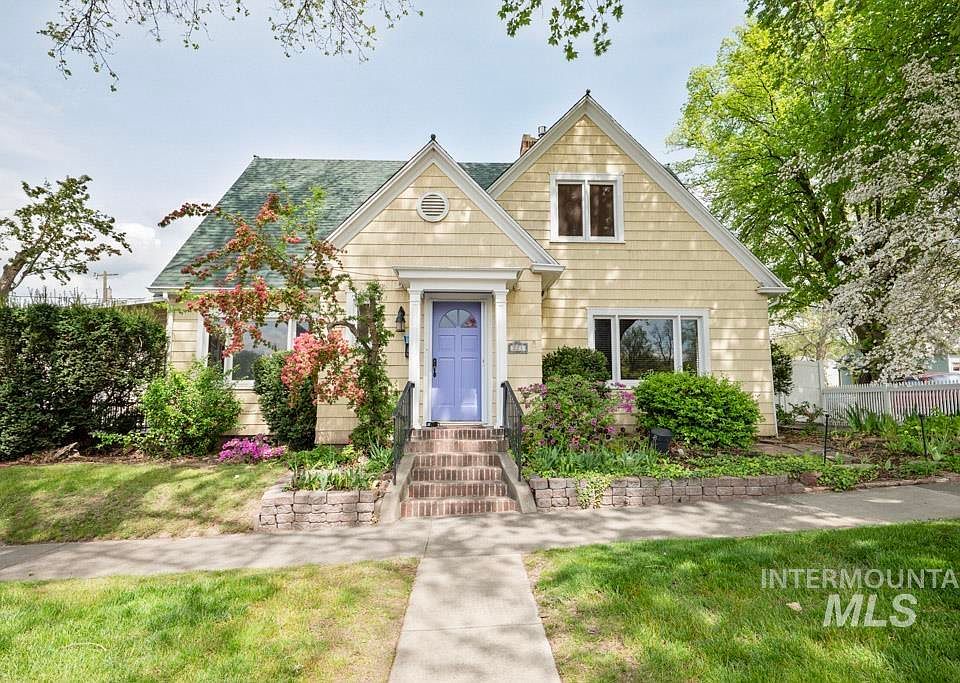 1st image of 221 7th Ave