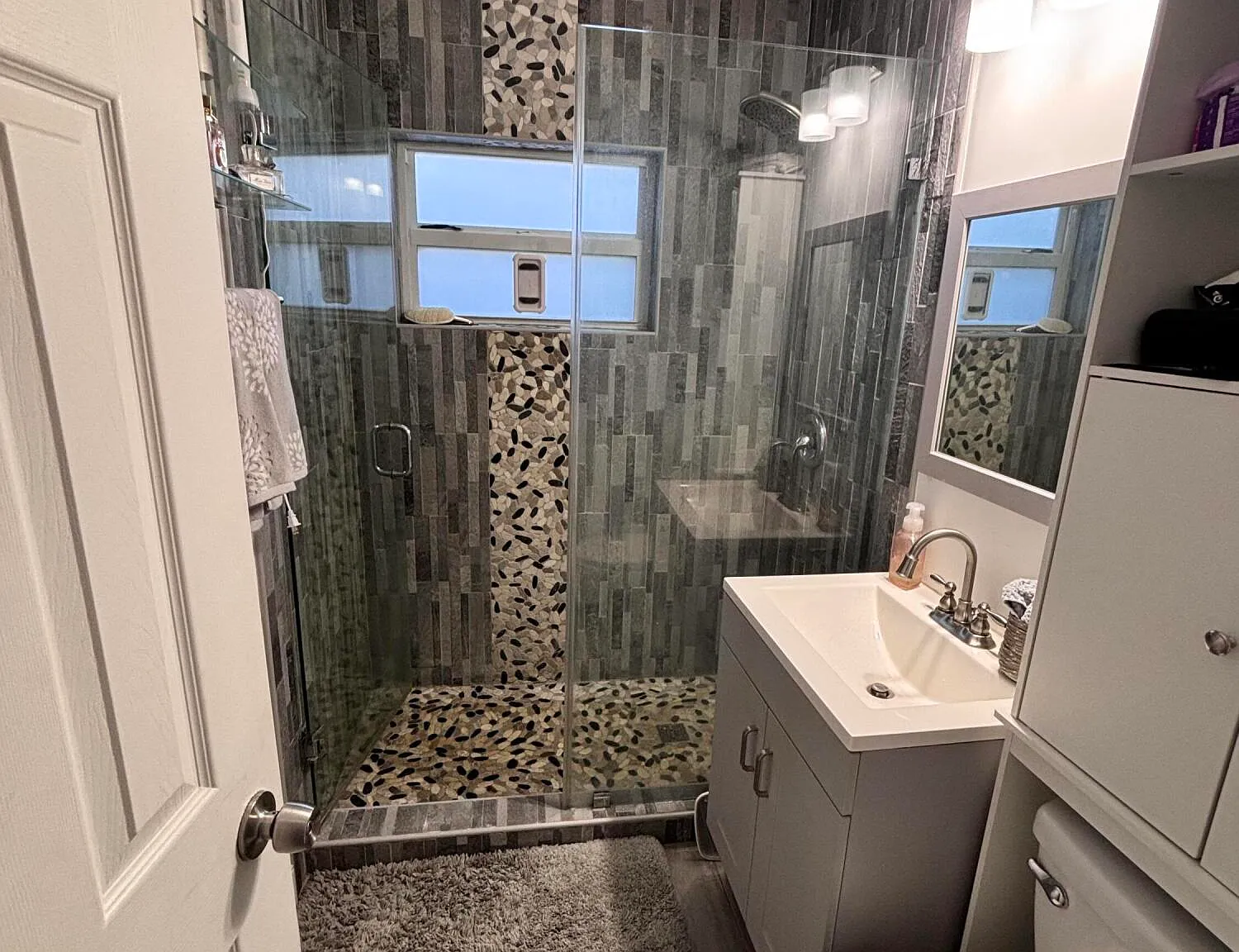2 bed, 1.0 bath, 704 sqft, $2,300 — Photo 2