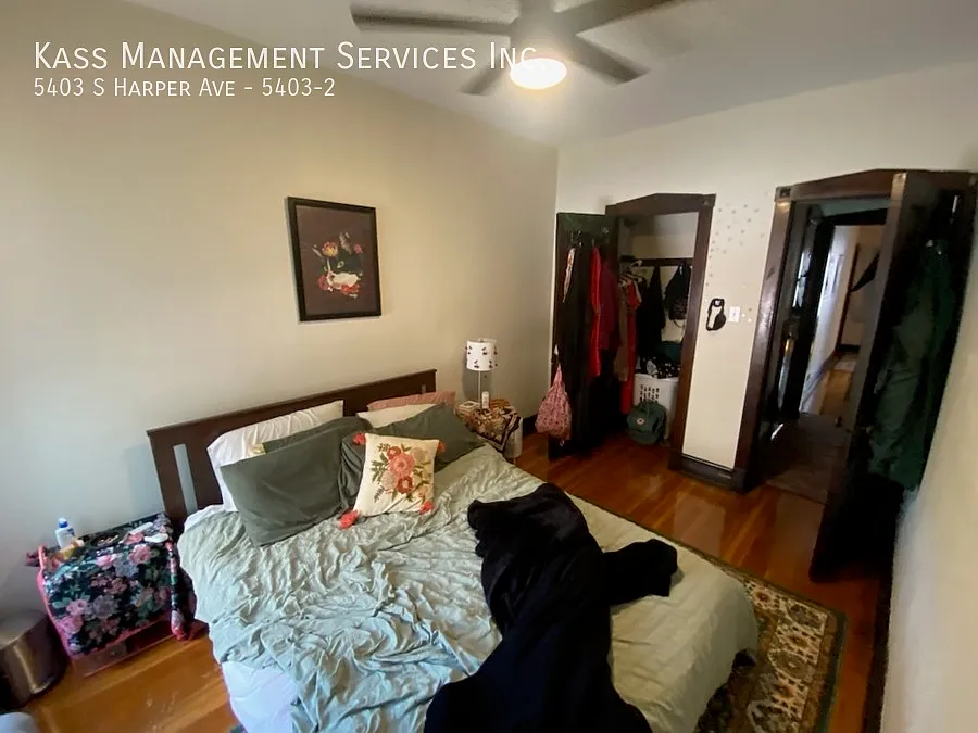 Spacious 3 Bed in Hyde Park, Steps to University of Chicago! — Photo 4