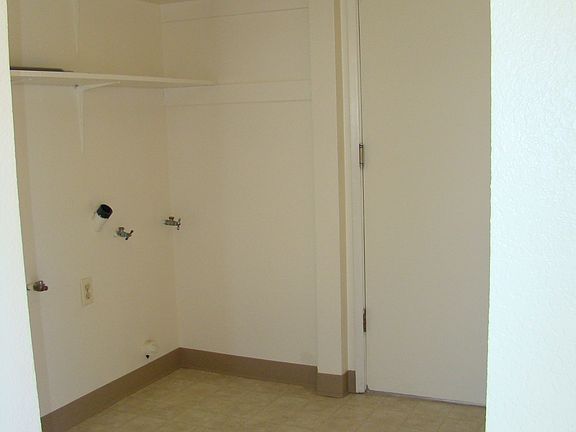 laundry hook up & garage door