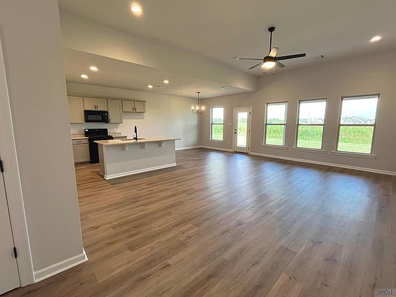 3rd image of 112 Pond Dr