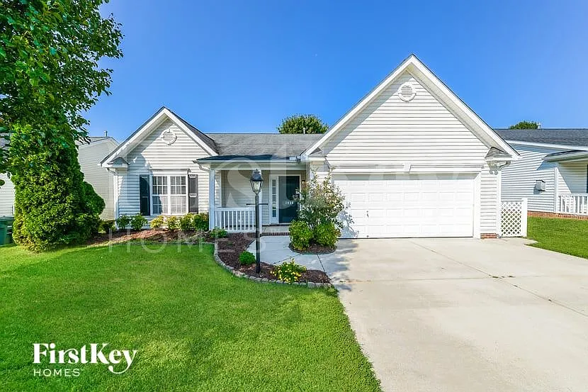 3 bed, 2.0 bath, 1819 sqft, $2,350 — Photo 1
