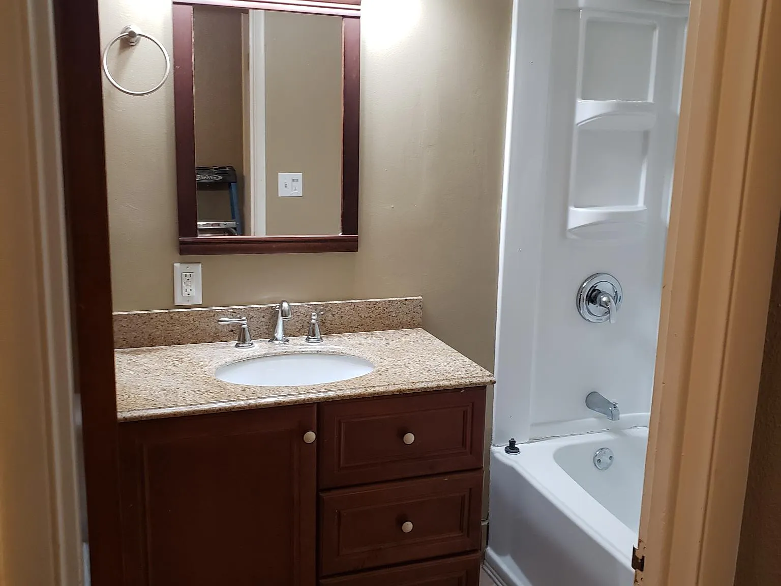 3 bed, 1376 sqft, $2,100 — Photo 2