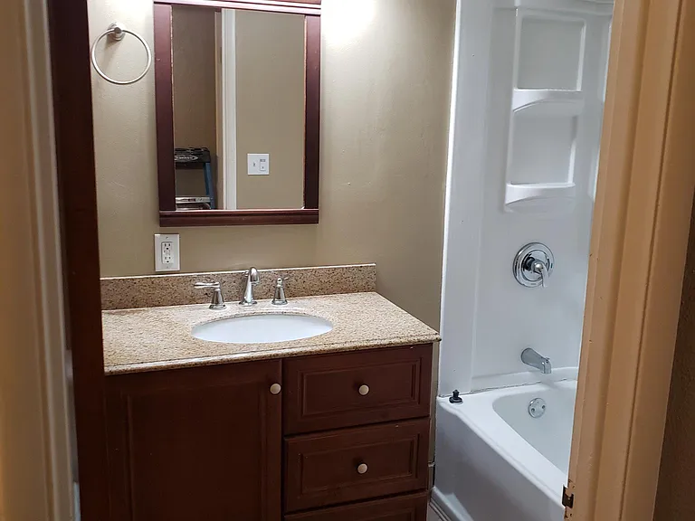 1421 Roberts Ave — Photo 2