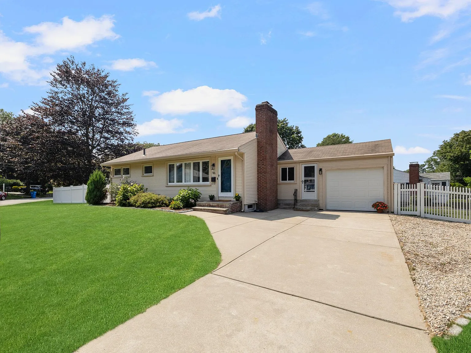 3 bed, 1.5 bath, 1134 sqft, $4,000 — Photo 2