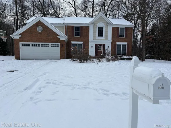 3350 Park Forest Dr, West Bloomfield, MI 48324