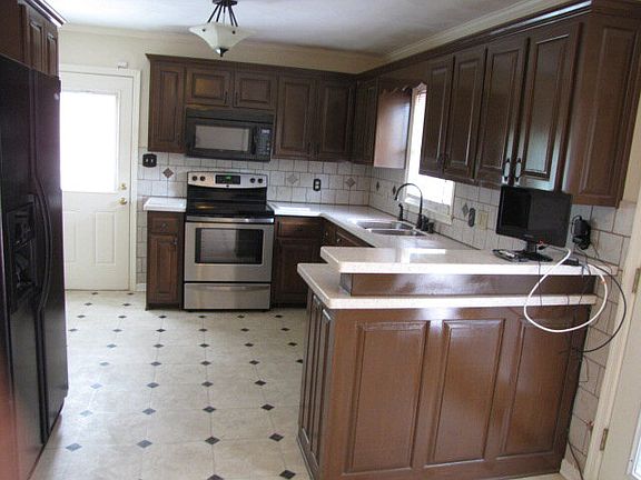 4th image of 414 Rosemary Ln