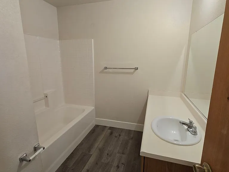 Cedarwood Apartments — Photo 9