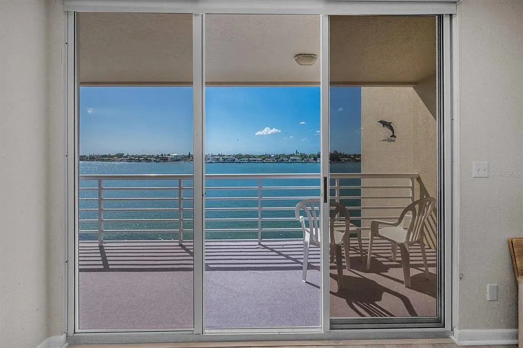 2 bed, 2.0 bath, 1135 sqft, $6,960 — Photo 3