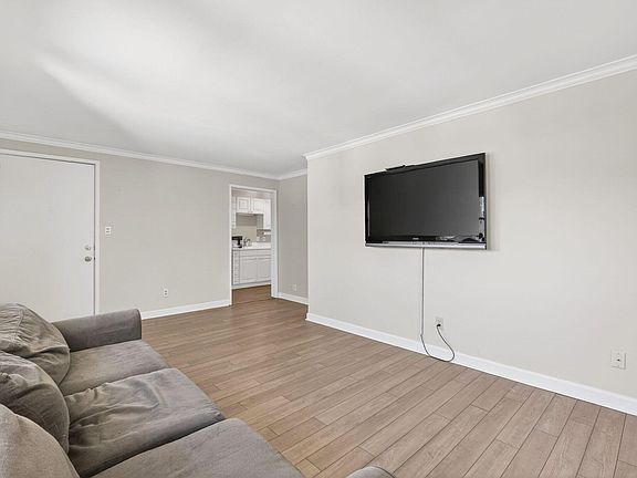 5th image of 827 Daniels St APT D