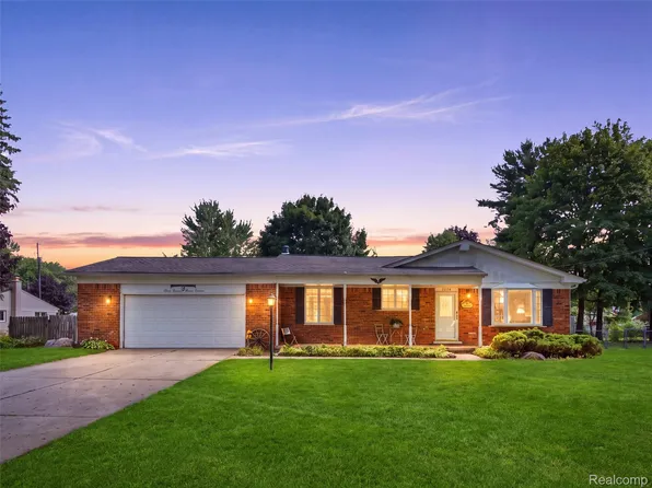 6271 Peach Dr, Clarkston, MI 48346