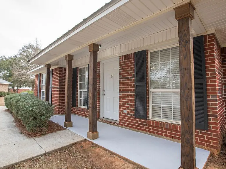 1220 Springfield Dr — Photo 3