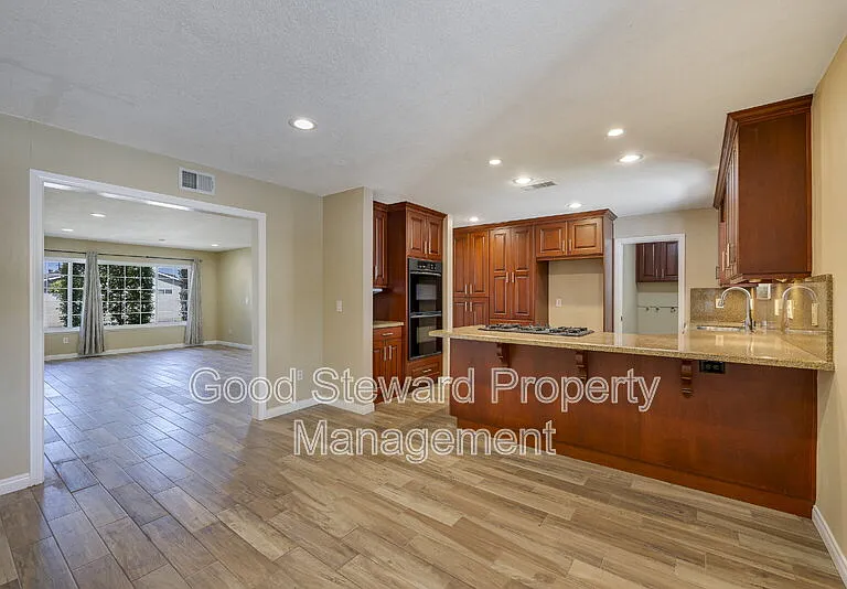 1219 N Van Buren St — Photo 30